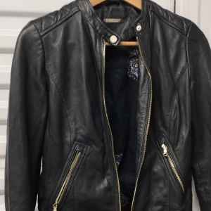 Massimo Dutti äkta Skinnjacka.  - Mycket snygg jacka i äkta skinn. I nyskick. Strlk 38