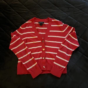 Röd kofta - Säljer min röda kofta med hjärtknappar. Nästintill oanvänd!