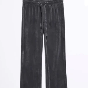 Gråa Mjukis byxor - Säljer dessa fina och sjukt sköna mjukis byxor i färgen mörk grå och i storlek xs/s🥰  Byxorna är använda ungefär 4 gånger, så att dom är i gott skick Original pris= 200kr, Mitt pris= 85kr❣️köparen står för frak själv! 