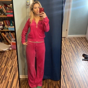 Juicy couture set!💓 - Ett supersnyggt vintage juicy couture set i toppskick för den som vill va snyggast på flygplatsen💓Tar emot att sälja men behöver pengar🥲💓. Jag är 165 o rekommenderar för de kring den längden. Strlk M men liten i strlken så passar S. Hör av er vid frågor🧘🏼‍♀️💓