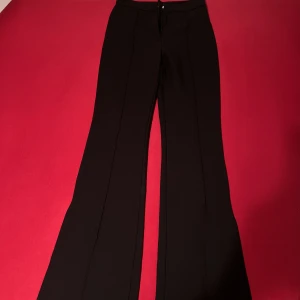 Svarta kostymbyxor - Oanvända extremt eleganta och snygga kostymbyxor, med slits, från chiquelle 💕💕Typ en blandning av straight och utsvängda/bootcut!! 