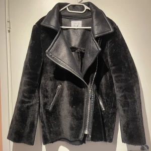 Reversed aviator jacket - Reversed aviator jacket från Hannalicious kollektion med NA-KD. Jackan är i storlek 40 och i jättefint skick! Endast använd ett fåtal gånger 🖤 