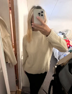 Stickad beige tröja  - En beige stickad tröja från nakd storlek xs.  Passar även S. Använd några få gånger därav bra skick