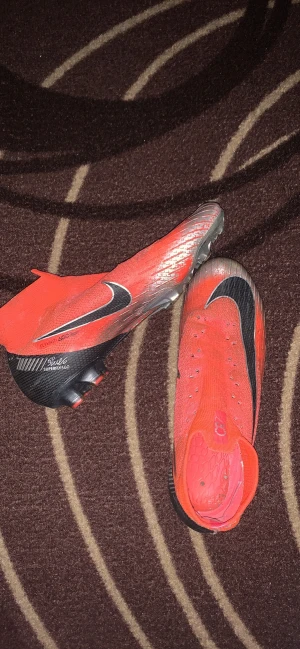 Nike skor - Väldigt unika fotbollsskor som inte säljs längre. Väldigt bra skick inga fel på dem. Storlek 43