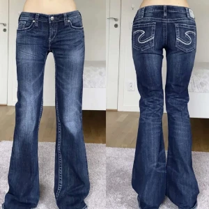 Vintage jeans  - Säljer dessa vintage low waist flare jeansen från märket silver💗W32L32 med fina detaljer baktill!