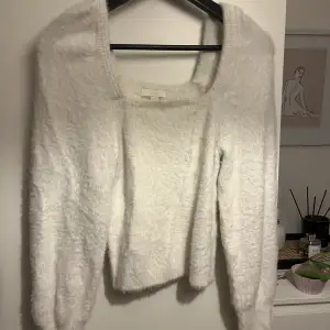 Super mysig o h vacker blus med fluffigt material. Tight modell med puffiga armar. Använd två gånger inga defekter!  Super fin och perfekt till höst/ vinter, passar tyvärr inte! Storlek xs men är stretchig så passar S och M också!