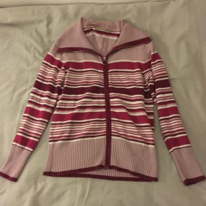 Randig zip up - M men passar också bra på S, inga synliga fläckar eller hål