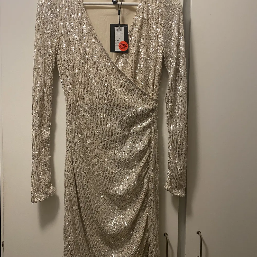 Superfin glittrig klänning, perfekt nu till nyår. Helt oanvänd🩶🩶. Klänningar.