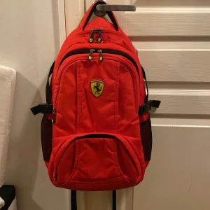 Ferrariryggsäck - Ferraris röda ryggsäck. Inhandlad i Monte Carlo 2020. Använd sparsamt, men så klart begagnad. 