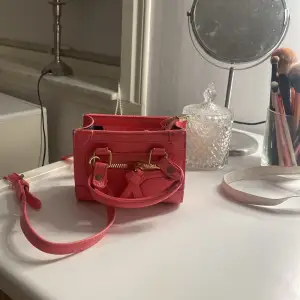 En söt rosa handväska, knappt använd