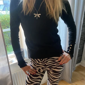 Zara tröja - Perfekt tröja i lite tjockare material ifrån zara med supersnygga detaljer på armarna!🙌🥰grå/svart i färgen