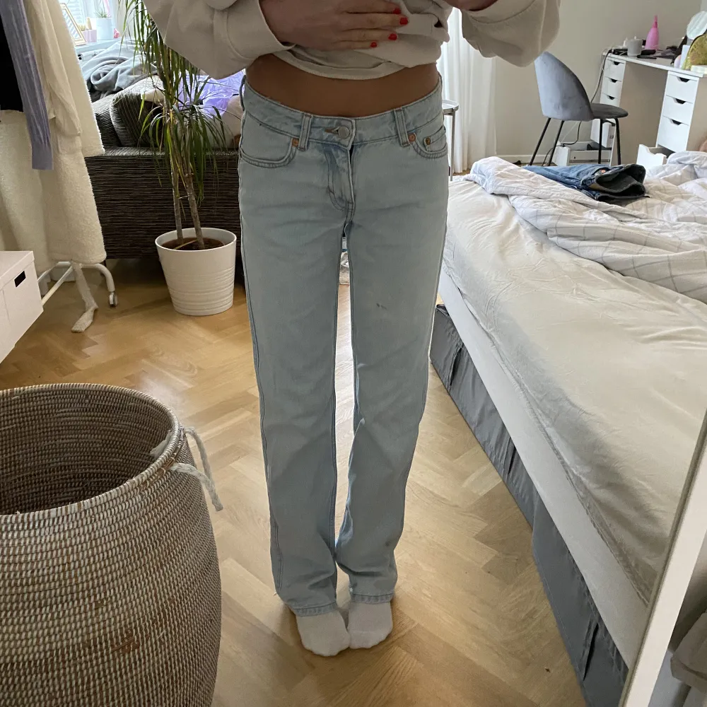 Superfina lågmidjade jeans från weekday. De har en liten fläck på ena låret (kan skicka bild på det privat)❤️ säljer ett par likadana i mörkblå, titta min profil. Kan sälja för paketpris om man köper båda!!💞💞nypris 590kr och midjemåttet är ca 34cm🩷. Jeans & Byxor.