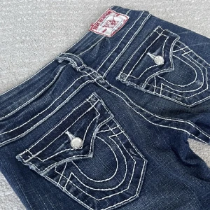 True religion  - Köpte dom för 1600kr och dom är väldigt vackra och bra men den storleken är för dom kortare men om ni fattar. Och så har dom två slits längst ner på byxorna ni får fråga om ni vill se den 