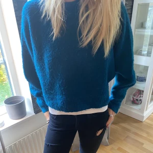 Stickad tröja - Säljer denna snygga stickade tröja i en unik färg😍😍