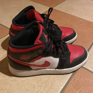 Supersnygga Jordans  - Jag säljer dessa röda Jordans  De är superfina och bra skick! De har blivit lite creasade men annars superfina. Pris kan diskuteras 