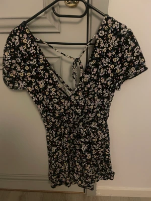 Blommig byxdress - Blommig byxdress från H&M. 