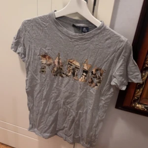 T-shirt med tryck - Säljer denna T-shirt som jag tyvärr har växt ur💗