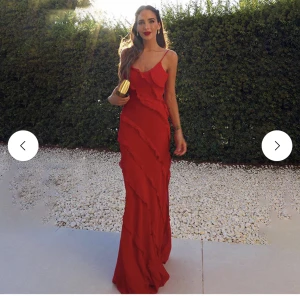 Röd klänning - Säljer den här superfina maxiklänningen, perfekt till bland annat bal! Aldrig använd och inköpt för 500kr❣️