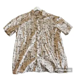 Vintage Hawaiiskjorta, Köpt på Beyond Retro, Samma såld på Ebay för ca 230 kr, Tveka inte på att kontakta vid frågor eller intresse (: 