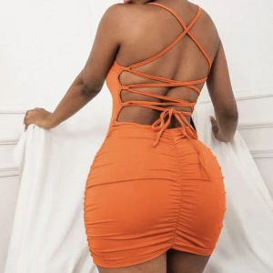 Klänning - Bilder lånade från hemsidan, använd 1-2 gånger. 