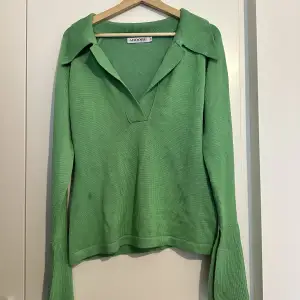 Skitsnygg grön tröja från Adoore med flärpiga armar! Skitsnyggt med kjol och polotröja under för lite köpenhamnsstil :)