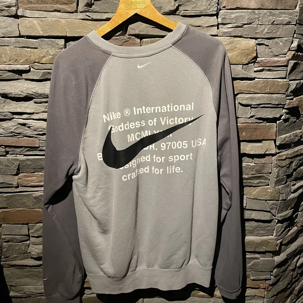 Säljer En Nike sweatshirt, super snygg, köpt från Nikes Hemsida och knappt använd, jätte bra skick! Super snygga tryck! Kan gå ner lite i pris för snabb affär!😁. Tröjor & Koftor.