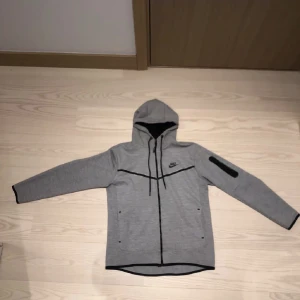 Nike tech fleece  - 10/10 inga skador. Köpte den i somras. Använder inte den längre. Välkommen till PM för mer svar