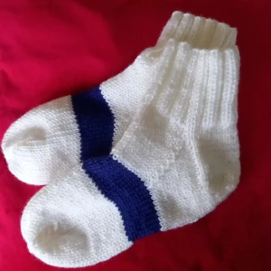 Nya varma raggsockar stl 39-42 - Perfekt julklapp till dig själv eller någon du tycker om!  Nya stickade raggsockar i valentino-inspirerad design. Varma, sköna och inte stickigt. Kan tvättas i 30 grader.