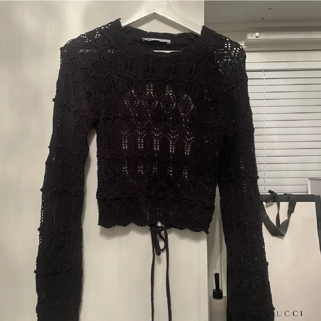 Stickad/virkad tröja med öppen rygg