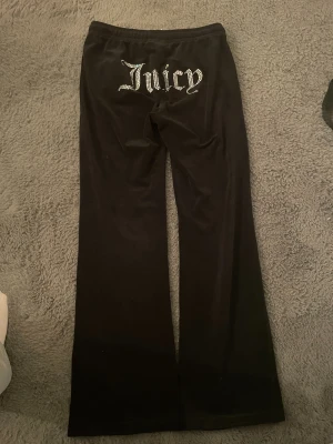 Juicy byxor - För stora så kommer inte till andvndning, väldigt andvände och dragkedjorna är lite sega men annars inget fel