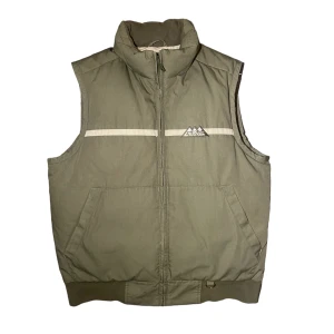 Levis väst - Grön levis väst (beige insida), i superbra skick!!  Hittar ingen lapp med storleken men skulle säga att den är en M (unisex) 😊 Finns två pyttesmå fläckar på insidan från när jag köpte den på Humana, men tror dessa lätt går bort om man försöker!! 