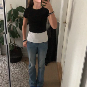 Svart kort t-shirt - Super gullig älskar den men säljer för att den inte kommer till användning💗 man kan ha de över ett linne eller för sig själv💗