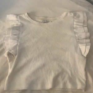 Volang topp  - Hej,säljer den fina topp från zara då den har blivit för kort på mig.Den är bara använd några fåtal gånger men har dock lite smink fläckar på sig (bild 3) men det är verkligen inget man märker eftersom att det är innanför toppen. Köparen står för frakten💕