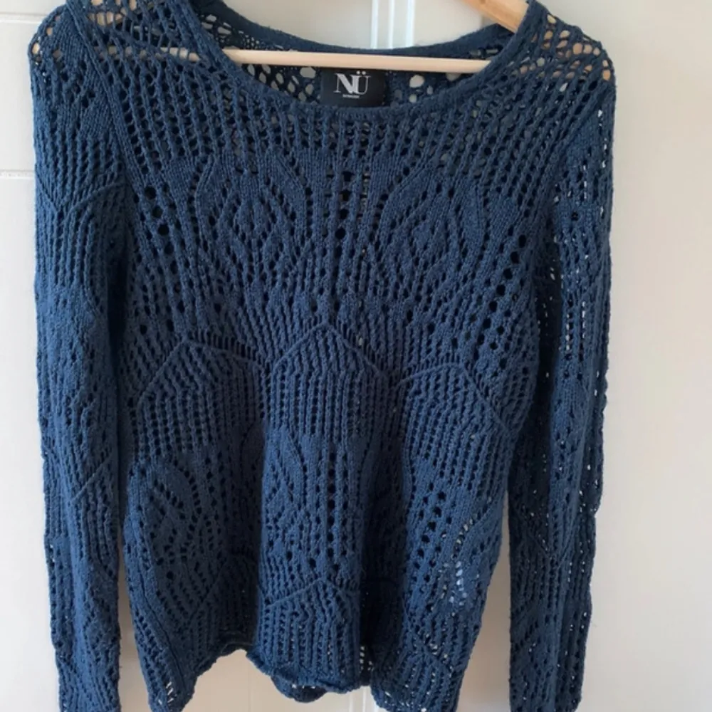 Mörkblå ”genomskinlig” stickad tröja i storleken S. Bra skick säljer då den inte passar så bra. Kom privat för fler funderingar. Stickat.