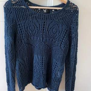 Mörkblå ”genomskinlig” stickad tröja i storleken S. Bra skick säljer då den inte passar så bra. Kom privat för fler funderingar