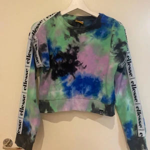 Ellesse tröja  - Säljer en riktigt bra skick croppad tröja från ellesse x junkyard, i storlek EU 38. Finns att hämta i Sthlm eller köparen får stå för frakt 📦 