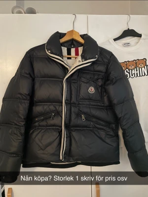 Moncler jacka - Säljer moncler jacka storlek 1/xs-s då den är för liten, passar herr xs/s och även tjej också i storlek S/M. perfekt till vintern!! Fraktar samma dag 460kr fri frakt. Skriv endast om du är intresserad!