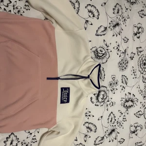 Juicy fleece  - Juicy couture fleece i storlek s. Knappt använd så fint skick. Frakt kostar 30 kr :)
