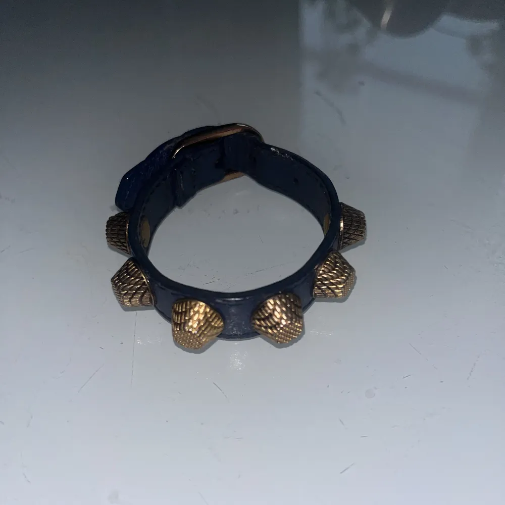 Superfint armband från Balenciaga i mörkblått. Använd fåtal gånger därav jättefint skick. Äkthetsbevis finnes . Accessoarer.