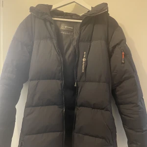 Sail Racing Jacka - Hej  Jag säljer min Sail Racing jacka för att den har blivit för liten.  Skick 8/10 Köpt för 3500kr 
