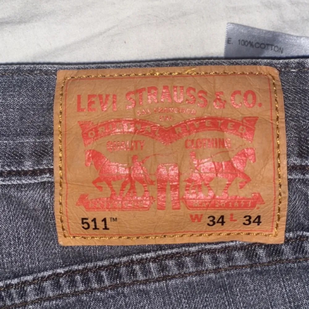 Levis modell 511, helt nya. Lite smalare än 501. Hör av dig för fler bilder eller andra funderingar. . Jeans & Byxor.