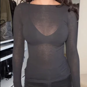 Intimissimi topp - Intimissimi topp i Kashmir. Använd 2 gånger och har en pytteliten defekt som inte syns när man har på sig den. Därav billigt pris. Säljer då den inte kommer till användning❤️