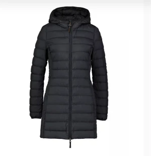 Parajumper jacka - Irene jacket - Säljer nu min parajumper jacka använd bara under hösten, Storlek M, men passar S/M. Ord. Pris 5599kr men kan komma överens om ett annat pris. Prislapp finns kvar för jackan där med. 🫶🏼🤍 För bilder på jackan kan man kontakta mig!!