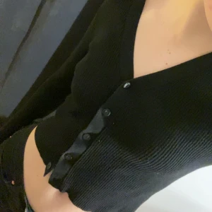 Kofta/tröja - Snygg tajt kofta/tröja med knappar från Gina🤩storlek S men sitter mer som xs  (Det finns en till annons på denna med bättre bilder)