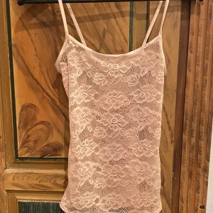 Ljusrosa spetslinne - Ljusrosa spetslinne, står ej storlek men uppskattas som en XS/S. Gratis frakt sju dagar framåt! 