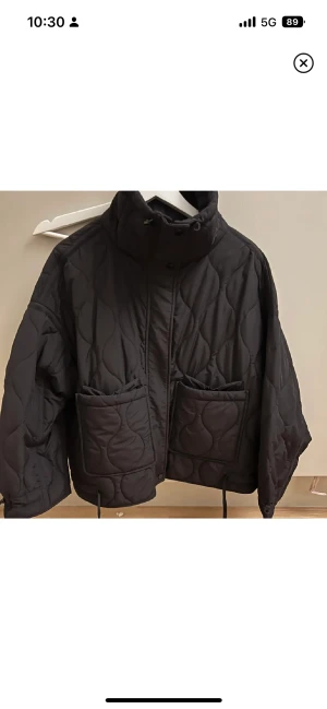 Svart jacka - Säljer denna super söta svarta jacka som inte kommit till användning💞köptes för 699, hör av vid intresse🥰är använd cirka 2-3. Inte mina bilder men kan skicka egna!!!