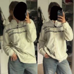 Cool y2k tröja med lapp kvar - Cool y2k tröja med coolt tryck. Aldrig använt, och lappen finns kvar!!! 