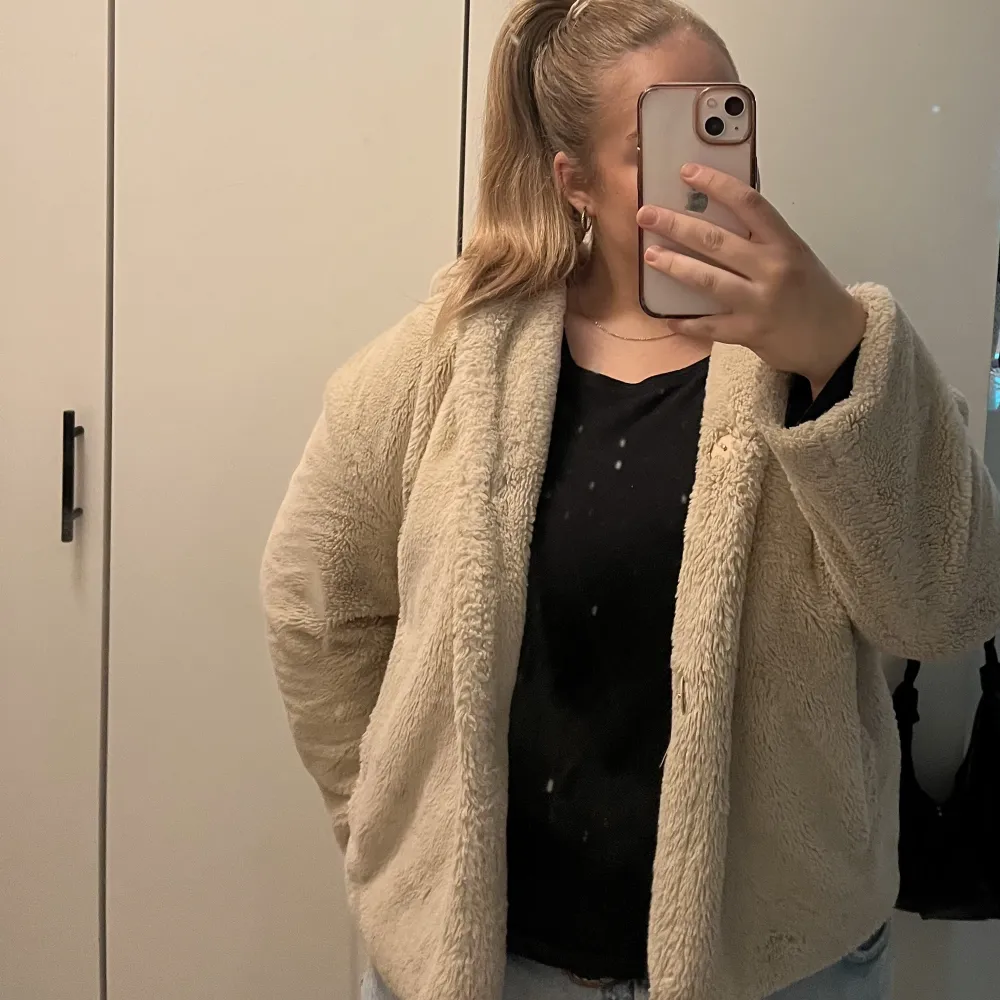 Superfin ljus beige jacka i fuskpäls från Zara med en stor och mysig luva. Storlek M . Jackor.