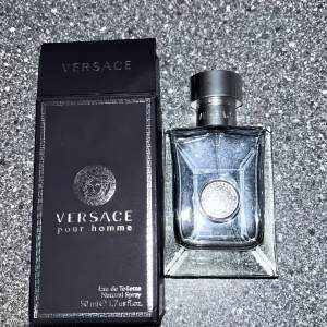 Hej, säljer nu denna Versace parfym som är köpt för runt 800kr. Runt 60% av den är fortfarande kvar!