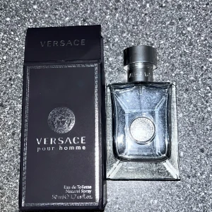 Versace parfym - Hej, säljer nu denna Versace parfym som är köpt för runt 800kr. Runt 60% av den är fortfarande kvar!